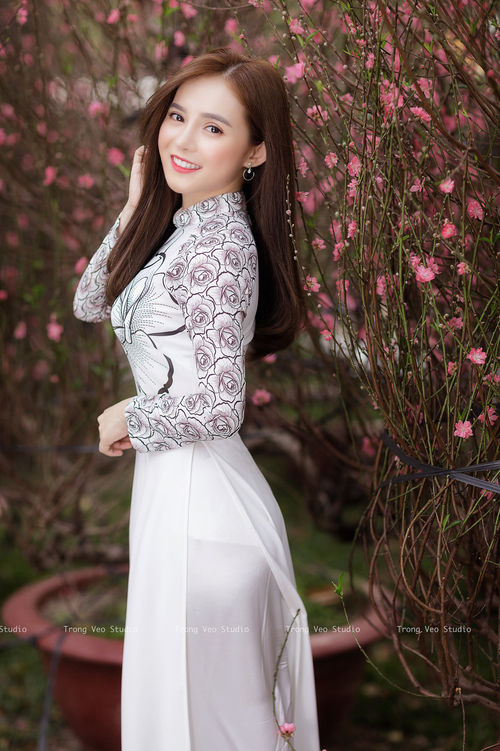 “宽板滑水:东三叉湖赛场创新运动,激情无限”