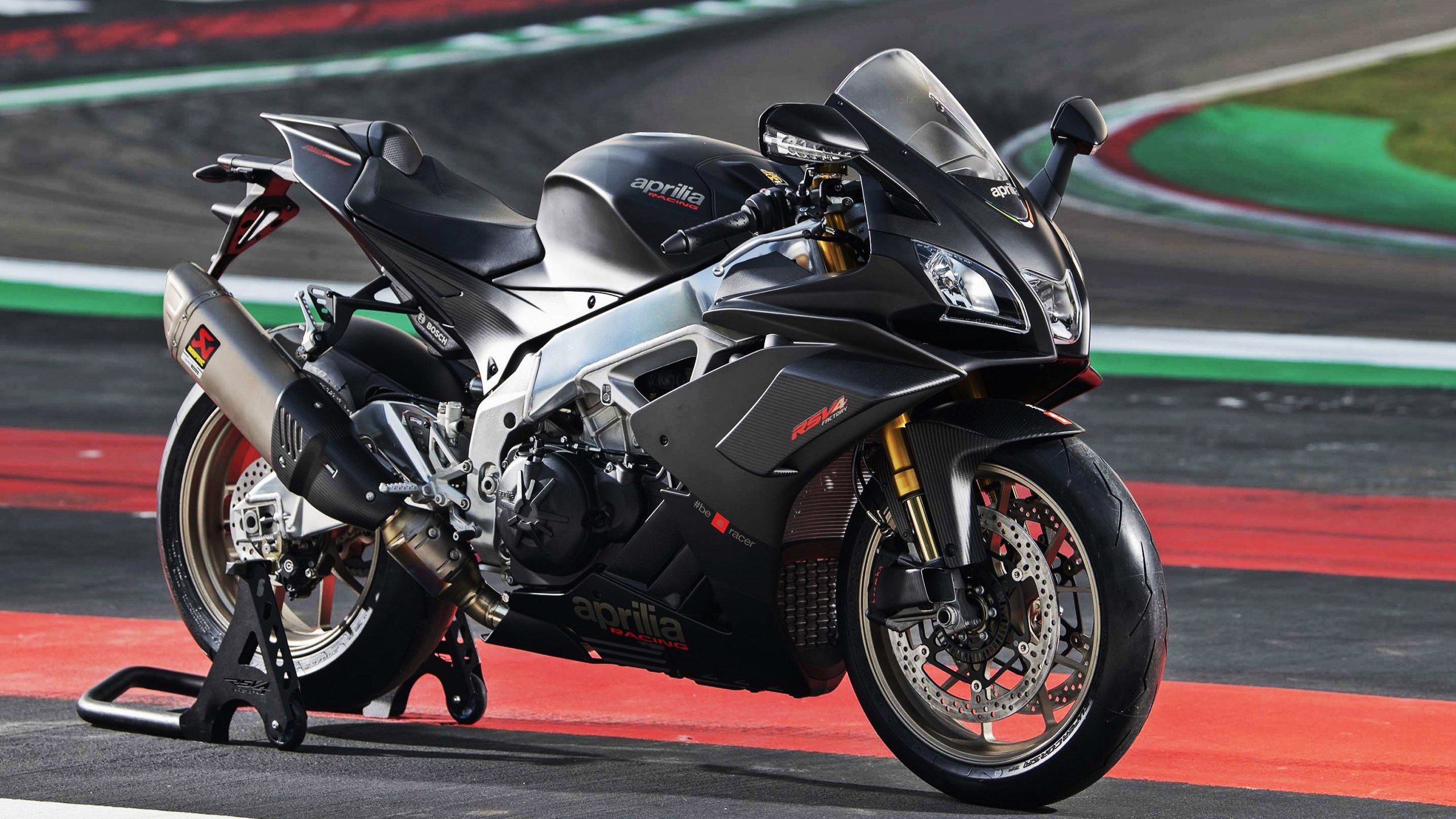 拜仁通过三人支点撕裂博卡防线